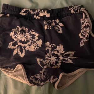 kids xxl 14-16 gap sweat shorts (when u try them on they feel like a medium)